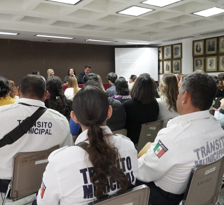 RECIBEN SERVIDORES PÚBLICOS TALLER EN DERECHOS HUMANOS E INCLUSIÓN DE GÉNEROS