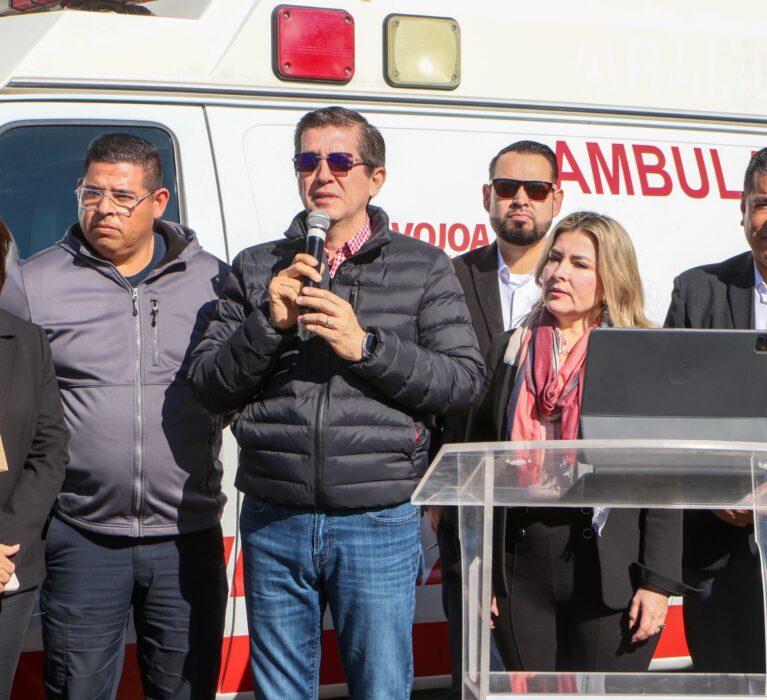 RECIBEN DIF Y SALUD MUNICIPAL 3 AMBULANCIAS PARA SERVICIO A LOS MÁS DESPROTEGIDOS