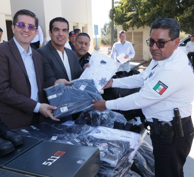 RECIBEN POLICÍAS MUNICIPALES UNIFORMES Y EQUIPO TÁCTICO OPERATIVO