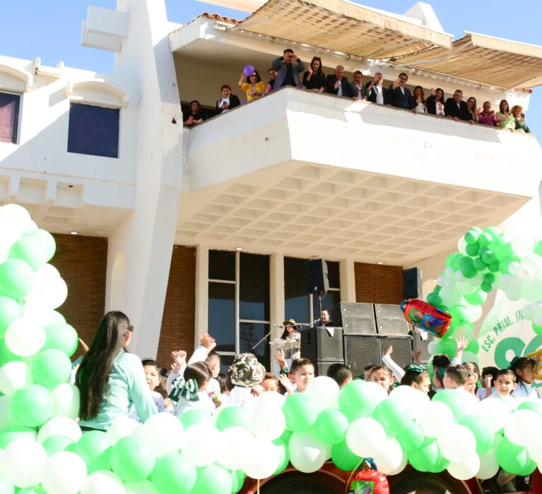FESTEJAN NAVOJOENSES CON COLORIDO DESFILE EL DÍA DE LA BANDERA