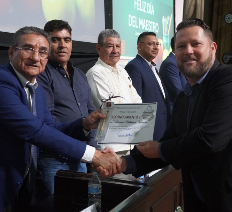 “HONOR A QUIEN HONOR MERECE”: BRINDA GOBIERNO MUNICIPAL HOMENAJE A MAESTROS