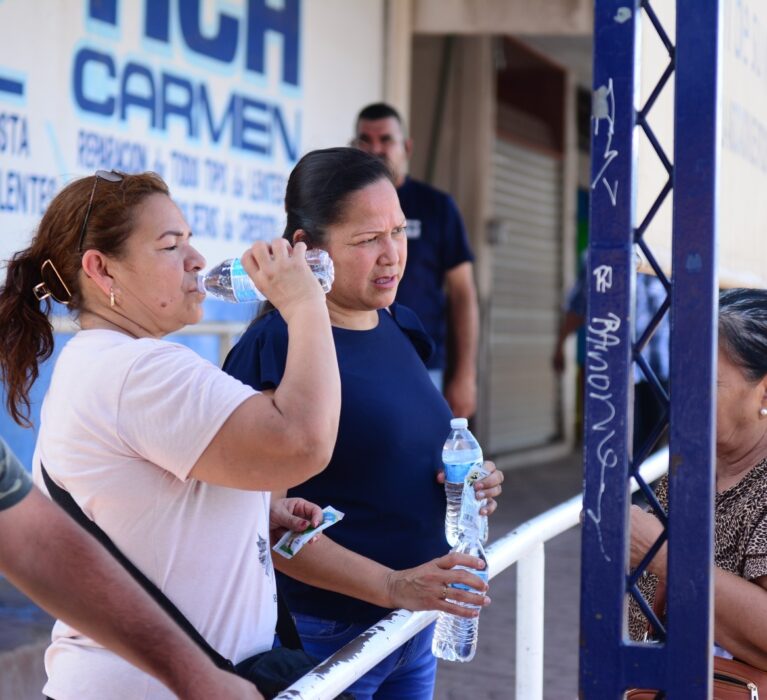 APOYA GOBIERNO MUNICIPAL CON HIDRATACIÓN EN DISTINTOS PUNTOS DEL MUNICIPIO.