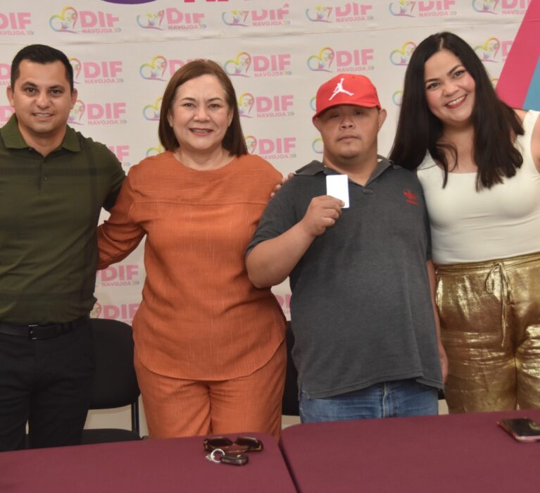 ENTREGA DIF NAVOJOA CREDENCIALES A PERSONAS CON DISCAPACIDAD