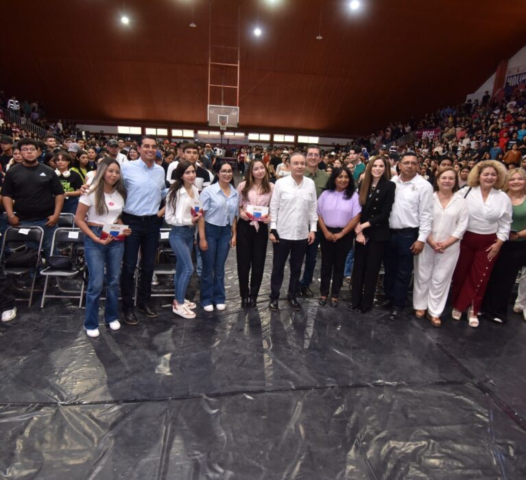 “SE PUEDE REESCRIBIR EL DESTINO”: DURAZO A JÓVENES UNIVERSITARIOS BECADOS