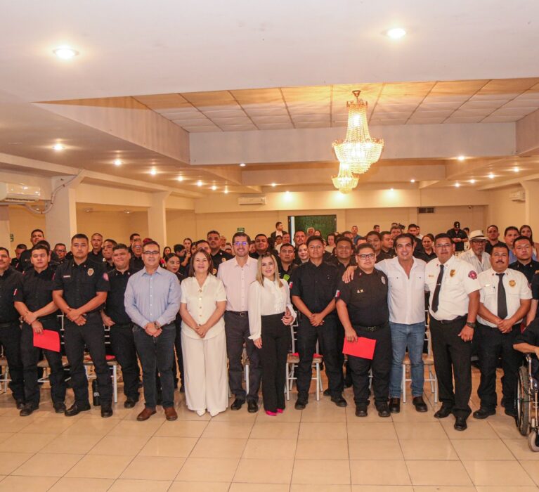 RECONOCE ELÍAS RETES PROFESIONALISMO Y DISTINCIÓN DE BOMBEROS NAVOJOA EN SU DÍA