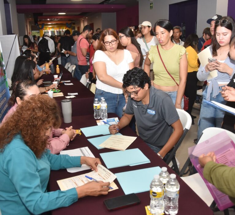 OFRECEN MÁS DE 500 OPORTUNIDADES EN EXITOSA FERIA DEL EMPLEO DE LAS JUVENTUDES