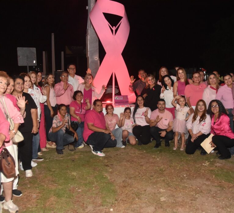 ILUMINADA DE ROSA NAVOJOA ENALTECE LA LUCHA CONTRA EL CÁNCER DE MAMA