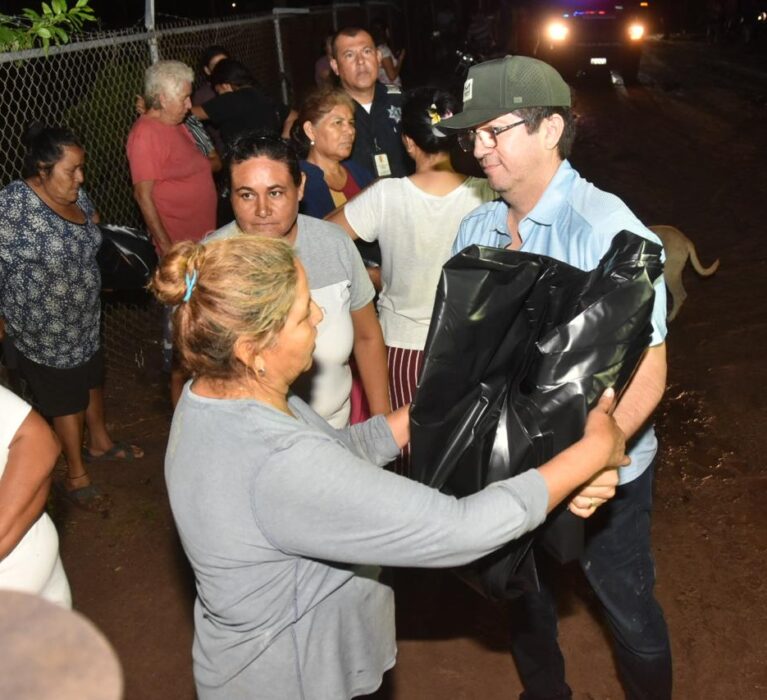 Encabeza Elías Retes entrega de apoyos y atención integral a familias afectadas por la tormenta “Lorena”
