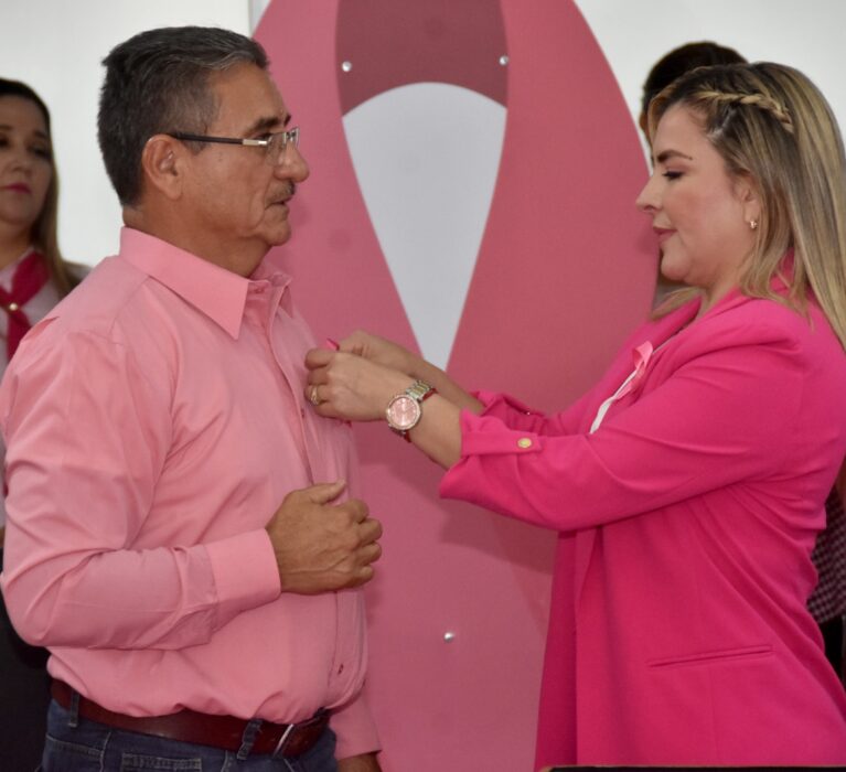 “SIGAMOS HACIENDO RUIDO CONTRA EL CÁNCER DE MAMA”: GAXIOLA DE ELÍAS EN IMPOSICIÓN DE LAZO ROSA
