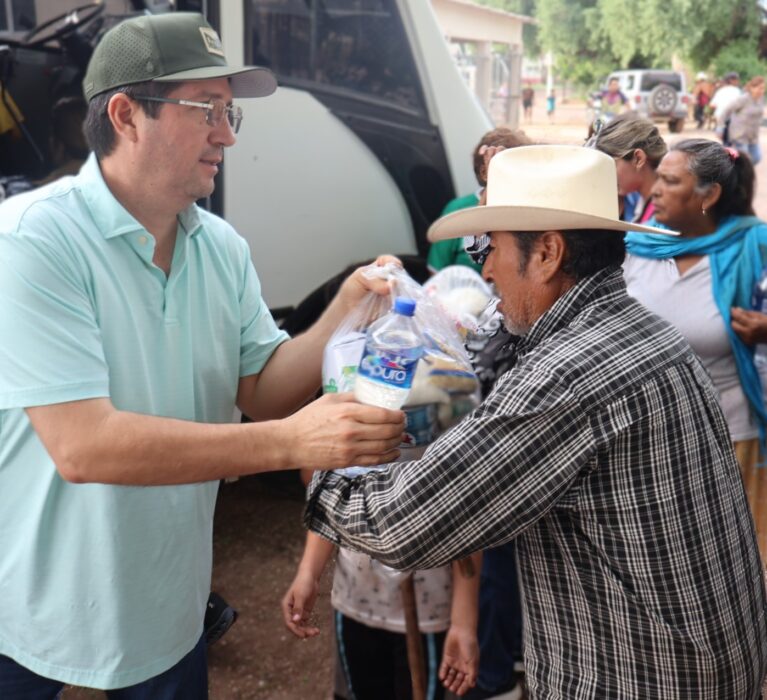 Encabeza Elías Retes entrega de apoyos a familias rurales afectadas por las lluvias