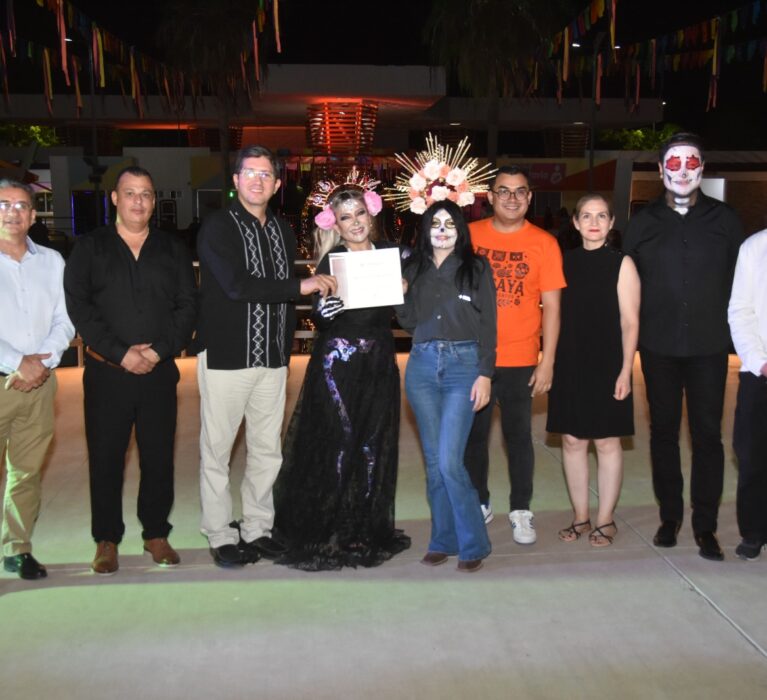 MAJESTUOSOS CATRINAS Y CATRINES DESFILAN EN NAVOJOA