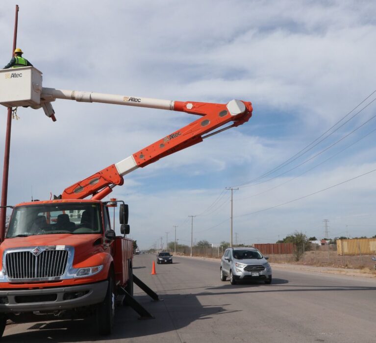 Se instalan 35 postes con lámparas en Periférico Sur
