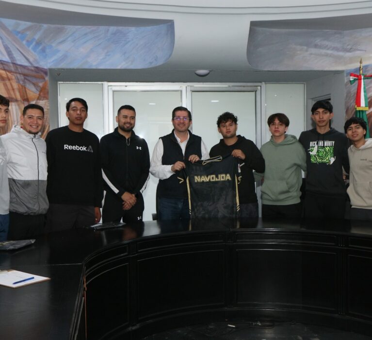 ENTREGA ELÍAS RETES UNIFORMES A SELECTIVO DE VOLEIBOL DE NAVOJOA PARA TORNEO ESTATAL