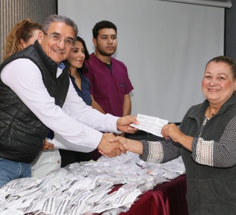 RECIBEN NAVOJOENSES LENTES DE JORNADA OFTALMOLÓGICA AYUNTAMIENTO-CLUB ROTARIO PITIC HERMOSILLO
