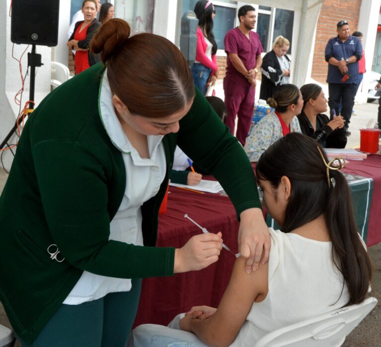 ACUDEN NAVOJOENSES A VACUNARSE CONTRA EL SARAMPIÓN EN JORNADA MUNICIPAL