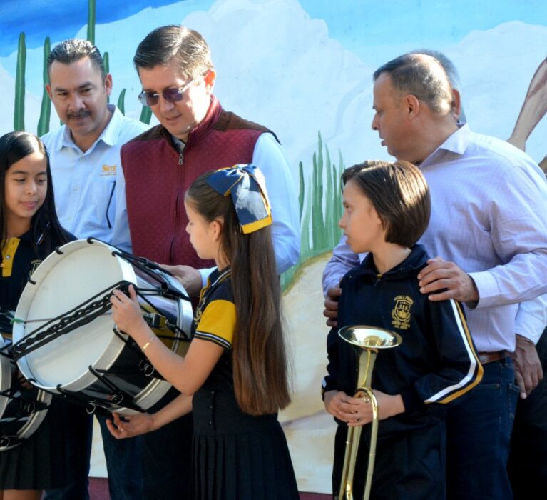 ENTREGA ELÍAS RETES INSTRUMENTAL PARA BANDA DE GUERRA A CENTRO ESCOLAR DEL MAYO