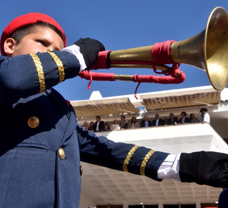 DISFRUTAN NAVOJOENSES DE ALEGRE Y COLORIDO DESFILE POR DÍA DE LA BANDERA