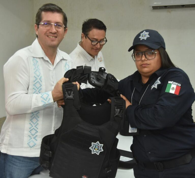 ENTREGA ELÍAS RETES FORNITURAS Y CHALECOS BALISTICOS A SEGURIDAD MUNICIPAL