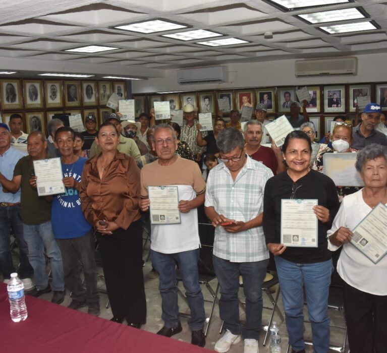 APOYADOS POR EL AYUNTAMIENTO RECIBEN NAVOJOENSES ACTAS DE NACIMIENTO CORRECTAS