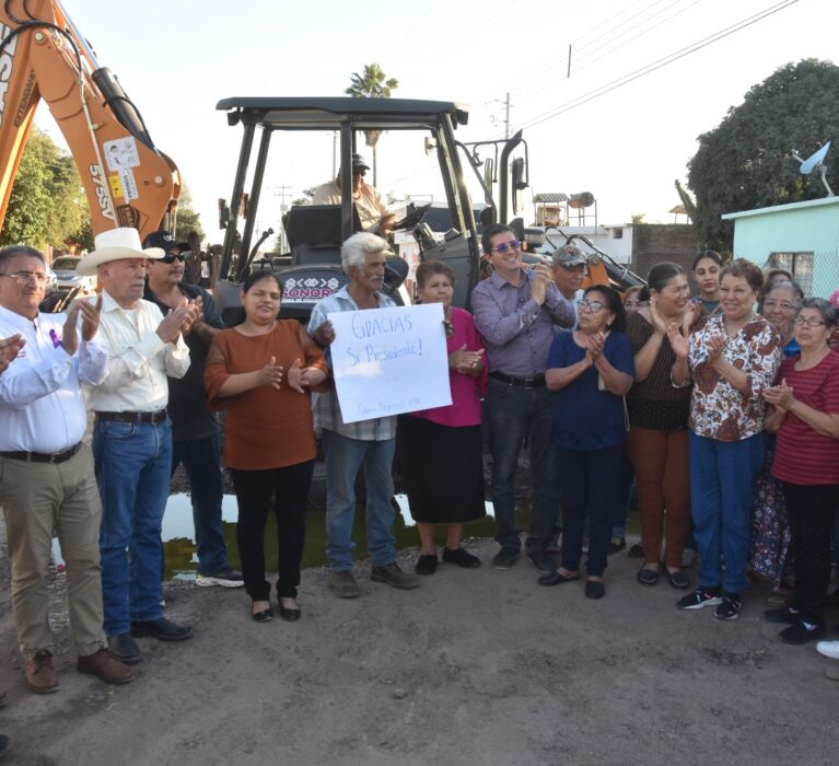 AGILIZAN REPARACIONES DE COLAPSOS DE DRENAJES USANDO MAQUINARIA DONADA POR EL GOBIERNO ESTATAL