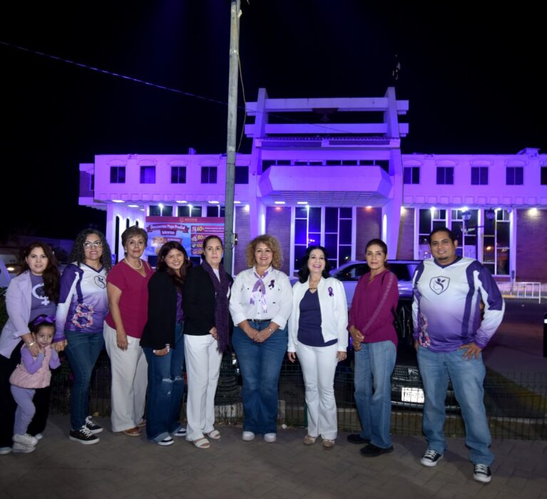 EN HOMENAJE A LAS MUJERES PALACIO DE NAVOJOA SE “PINTA” DE MORADO