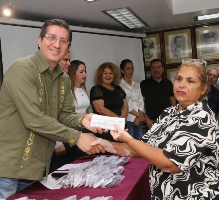 ENTREGAN LENTES A NAVOJOENSES BENEFICIADOS CON MEGA JORNADA VISUAL