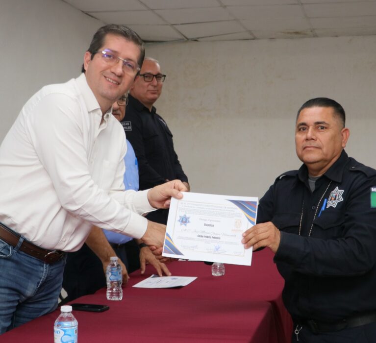 ENTREGA ELÍAS RETES NOMBRAMIENTOS DE ASCENSOS A 120 POLICÍAS MUNICIPALES