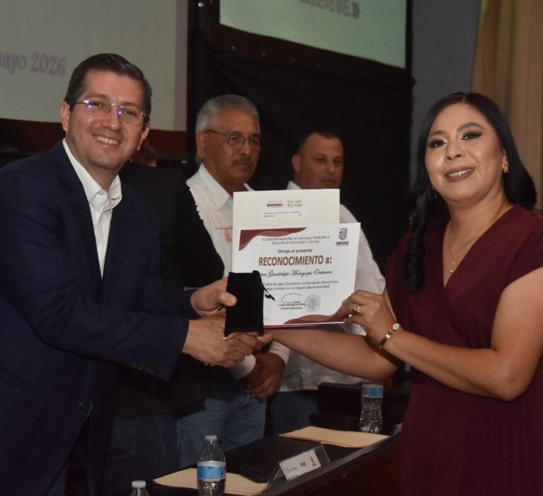 GALARDONAN A DOCENTES CON 20 AÑOS DE SERVICIO EN EL DÍA DEL MAESTRO