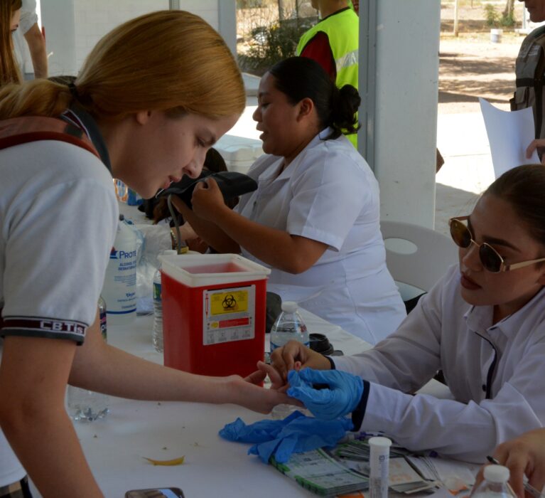 LLEVAN A JÓVENES DEL CBTIS 64 FERIA DE SERVICIOS POR LA SALUD Y LA PAZ