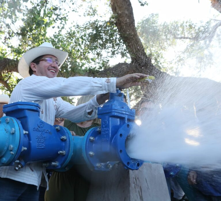 INAUGURA ELÍAS RETES POZO ROSALES PARA SUMINISTRO A POBLADOS DE LA COMISARÍA