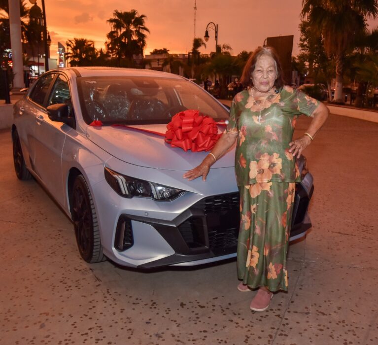 MARÍA ROSARIO ESQUER VALDEZ ES LA AFORTUNADA DEL AUTOMÓVIL DODGE ATTITUDE DE “GANA CON TU PREDIAL 2026”