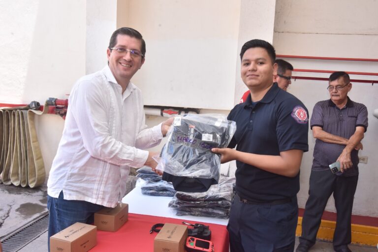 Fortalecen a cuerpo de Bomberos y Protección Civil de Navojoa con nuevos equipos de rescate acuático y uniformes