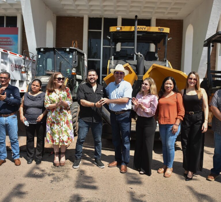 ENTREGA ELÍAS RETES MAQUINARIA Y AVANZA PLAN DE PAVIMENTACIÓN DE NAVOJOA