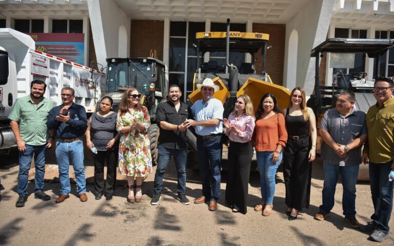 ENTREGA ELÍAS RETES MAQUINARIA Y AVANZA PLAN DE PAVIMENTACIÓN DE NAVOJOA