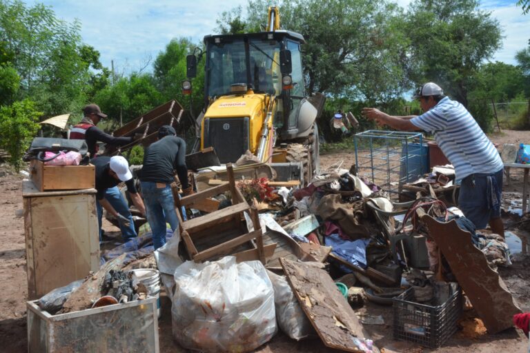 RECIBEN DAMNIFICADOS AYUDA EN ALIMENTACIÓN, DESCACHARRE Y FUMIGACIÓN EN COMUNIDADES AFECTADAS POR “POLO”